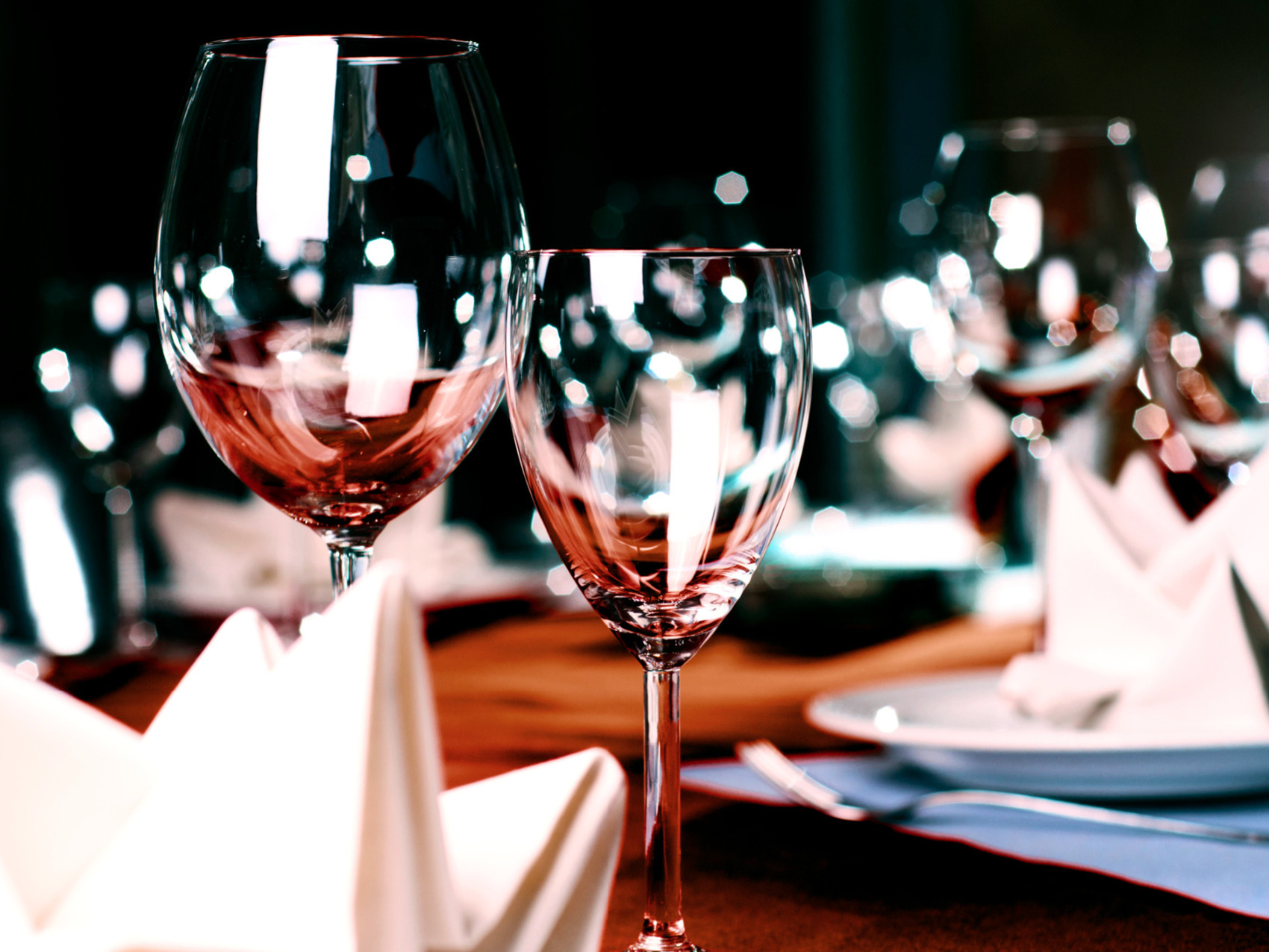 wine glasses in restaurant on table