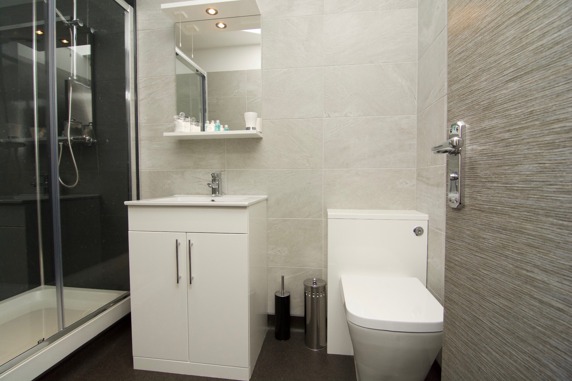 apartments to rent like a hotel in Harrogate bathroom